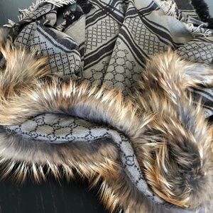 GUCCI GG FOX FUR WOOL/SILK WRAP SHAWL SCARF STALL